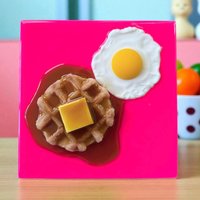 Waffeln & Eier 3D Resin Wand Kunst/Wandskulptur Realismus Lebensgroß Dopamin Dekor Ahorn Sirup Pink Kitschige Küchenkunst Waffeln & Eier 3D Resin Wand Kunst/Wandskulptur Realismus Lebensgroß Dopamin Dekor Ahorn Sirup Pink Kitschige Küchenkunst von RavishingRoosters