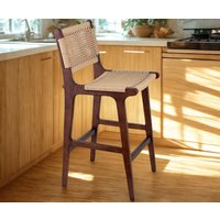 Handgemachter Barhocker Mit Rückenlehne - Aus Natürlichem Teakholz Und Gewebtem Rattan Für Die Rustikale Kücheninsel Oder Boho-Frühstücksbar Handgemachter Barhocker Mit Rückenlehne - Aus Natürlichem Teakholz Und Gewebtem Rattan Für Die Rustikale Kücheninsel Oder Boho-Frühstücksbar von Razmanis