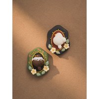 Vogel Auf Der Fensterbank Kühlschrankmagnet & Tragbare Brosche Für Vogelfreunde Vogel Auf Der Fensterbank Kühlschrankmagnet & Tragbare Brosche Für Vogelfreunde von ReBenefitGiftShop