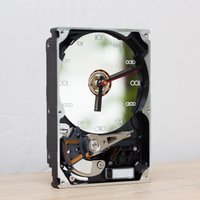 Schreibtisch Uhr Aus Recycelter Computer-Festplatte, Festplatte Uhr, Geschenk Für Papa, Einzigartiges Geek von ReComputing