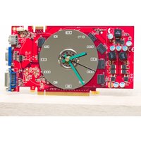 Schreibtischuhr Mit Roter Platine, Geeky Bürouhr, Uhr Recycelter Grafikkarte von ReComputing