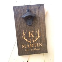 Personalisiertes Holzschild Mit Flaschenöffner Aus Gusseisen Personalisierbares Familienzimmer Dekor von ReImagineBrewing