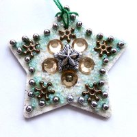 Kleiner Grüner & Silberner Perlen-Mosaik-stern - Handgefertigtes Hängendes Ornament Kleiner Grüner & Silberner Perlen-Mosaik-stern - Handgefertigtes Hängendes Ornament von ReTainReMakeReNew