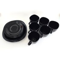 Schwarze Glastassen Und Untertassen, Vintage-Tee-Set Mit 6 Stück, Hergestellt in Frankreich Schwarze Glastassen Und Untertassen, Vintage-Tee-Set Mit 6 Stück, Hergestellt in Frankreich von ReTainReMakeReNew