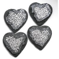 Upcycled Schiefer Untersetzer - Herzform Mit Eierschalen-Mosaik in Grau Und Silber von ReTainReMakeReNew