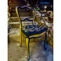Wunderschöner Blauer Und Floraler Nadelspitzenstuhl. Handbemalt in Mattem Gold Passendem Blauen Schreibtisch. Mit Tropfen Perlen. Einzelstück Wunderschöner Blauer Und Floraler Nadelspitzenstuhl. Handbemalt in Mattem Gold Passendem Blauen Schreibtisch. Mit Tropfen Perlen. Einzelstück von ReVampedbyTheodore