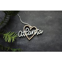 Atlanta Heart Christmas Ornament - Wähle Deine Farbe | Weihnachtsschmuck Geschenk Zur Wohnungserwärmung Weihnachtsgeschenk Georgien von ReadyGo