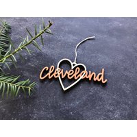 Cleveland Heart Christmas Ornament - Wähle Deine Farbe | Weihnachtsschmuck Geschenk Zur Wohnungserwärmung Weihnachtsgeschenk Kc Kansas City Herz von ReadyGo