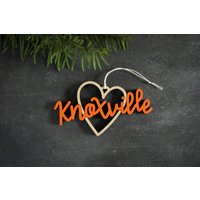 Knoxville Herz Christbaumschmuck - Wähle Deine Farbe | Weihnachtsschmuck Geschenk Zur Wohnungserwärmung Weihnachtsgeschenk La Knoxville Herz Christbaumschmuck - Wähle Deine Farbe | Weihnachtsschmuck Geschenk Zur Wohnungserwärmung Weihnachtsgeschenk La von ReadyGo
