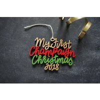 Wählen Sie Ihr Jahr, Phrase Und Farben | Our/My First Champaign Weihnachtsverzierung Christbaumkugel Einweihungsparty Geschenk Weihnachtsgeschenk Wählen Sie Ihr Jahr, Phrase Und Farben | Our/My First Champaign Weihnachtsverzierung Christbaumkugel Einweihungsparty Geschenk Weihnachtsgeschenk von ReadyGo