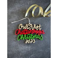 Wählen Sie Ihr Jahr, Phrase Und Farben | Our/My First Chattanooga Weihnachtsschmuck Christbaumkugel Einweihungsparty Geschenk Weihnachtsgeschenk Wählen Sie Ihr Jahr, Phrase Und Farben | Our/My First Chattanooga Weihnachtsschmuck Christbaumkugel Einweihungsparty Geschenk Weihnachtsgeschenk von ReadyGo