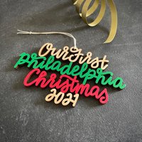 Wählen Sie Ihr Jahr, Phrase Und Farben | Unser/Mein Erster Philadelphia Weihnachtsschmuck Einweihungsparty Geschenk Weihnachtsgeschenk von ReadyGo