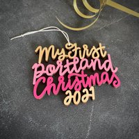 Wählen Sie Ihr Jahr, Phrase Und Farben | Unser/Mein Erster Portland Weihnachtsschmuck Christbaumkugel Einweihungsparty Geschenk Weihnachtsgeschenk von ReadyGo