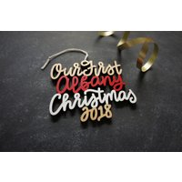 Wählen Sie Ihr Jahr, Phrase Und Farben | Unsere/Meine Erste Albany Weihnachtsverzierung Christbaumkugel Einweihungsparty Geschenk von ReadyGo