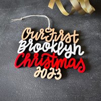 Wählen Sie Ihr Jahr, Phrase Und Farben | Unsere/Meine Erste Brooklyn Weihnachtsverzierung Christbaumkugel Einweihungsparty Geschenk Wählen Sie Ihr Jahr, Phrase Und Farben | Unsere/Meine Erste Brooklyn Weihnachtsverzierung Christbaumkugel Einweihungsparty Geschenk von ReadyGo