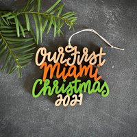 Wählen Sie Ihr Jahr, Phrase Und Farben | Unsere/Meine Erste Miami Weihnachtsverzierung Christbaumkugel Einweihungsparty Geschenk Weihnachtsgeschenk von ReadyGo