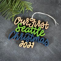 Wählen Sie Ihr Jahr, Phrase Und Farben | Unsere/Meine Erste Seattle-Weihnachtsverzierung Christbaumkugel Einweihungsparty Geschenk Weihnachtsgeschenk von ReadyGo
