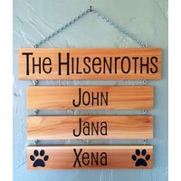 Benutzerdefinierte Geschnitztes Zedernfamilie Namensschild Mit Haustier-Namenstafel von RealWoodSigns