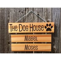 Personalisiertes Zeder Hundehaus Zeichen Geschnitztes Holz Drop Down Namensschild von RealWoodSigns