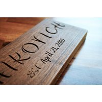 "Personalisiertes Walnuss-Zeichen Für "Nachname" - Geschnitztes Holz, Gründungsdatum." von RealWoodSigns