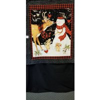 Gequiltet Oder Wandbehang Mit Schneemann Und Waldfreunden, Maschinenquilt. Rot Schwarz Büffel Rückseite. Schwarze Schneebedeckte Umrandung von RebeccasQuiltingWork