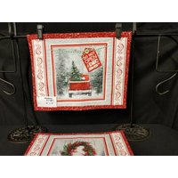 Urlaubsbilder Aus 2017 in Einem Set Von Sechs Tischsets Für Deine Weihnachtsdekoration. Rote Schneeflocken Zurück von RebeccasQuiltingWork