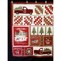 Weihnachtsbaum-Quadrate. Roter Lkw Mit Weihnachtsbaum Auf Der Ladefläche Und Kranz An Tür. 138cm X 162cm Rot Schwarz Karierter Untergrund Weihnachtsbaum-Quadrate. Roter Lkw Mit Weihnachtsbaum Auf Der Ladefläche Und Kranz An Tür. 138cm X 162cm Rot Schwarz Karierter Untergrund von RebeccasQuiltingWork