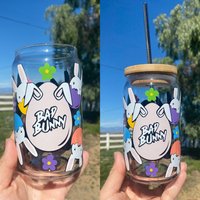 Bad Bunny Ostern Bierglas Dose, Tassen, Glas Tasse, Eis Kaffeetasse, Logo von RebelBellesShop