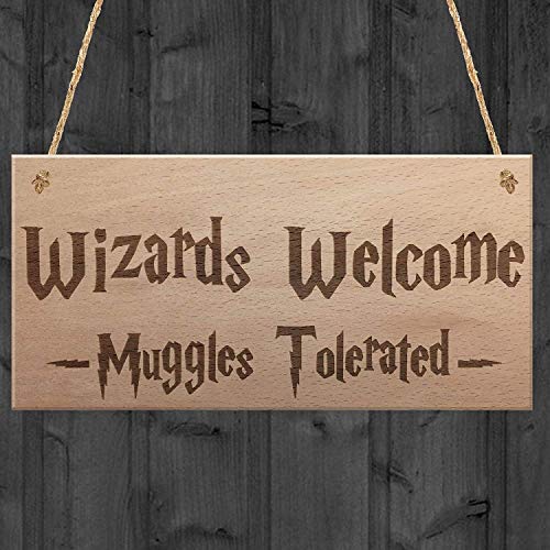 Aufhängeschild „Magic Home“, Red Ocean „Wizards Welcome Muggles Tolerated“ Geschenkartikel von RED OCEAN