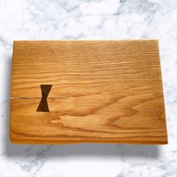 Weißer Eichenrand Mit Walnuss Fliege Inlay Charcuterie Board von RedDogDesignByKurtis