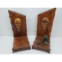 Seltene Handgeschnitzte Buchstützen Mit Kanone/Kugeln Einzigartige Geschnitzte Köpfe von RedDoorCollections