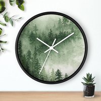 Nebliger Berg Uhr. Kiefernwald Wanduhr Aquarell. Der Perfekte Winterdekor Oder Ein Weihnachtsgeschenk. Uhr Gemälde Von Bäumen Im Nebel von RedFinchCreations