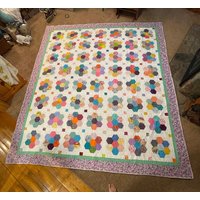 Handgemachter Quilt "Hexy Flower" von RedMapleCheriQuilts