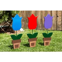 Gartendeko | Bemalte Holz Tulpe Blume, Meter Und Garten Ornament, Haus Landhaus Dekor von RedMapleStudios