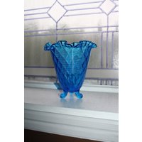 Fenton Blue Glass Quilted Gerippte Glasvase Mit 3 Füßen von RedRiverAntiques