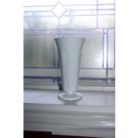 Milchglas Vase Mit Fuß Und Trauben Muster von RedRiverAntiques