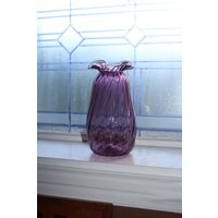 Vintage Kunst Glas Amethyst Lila Vase Mit Snowcrest Weißen Rand von RedRiverAntiques