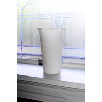 Vintage Milchglas Dünne Gerippte Vase von RedRiverAntiques