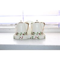 Vintage Salz & Pfeffer Streuer Kaffee Töpfe Mit Tablett Poinsettia Studios von RedRiverAntiques