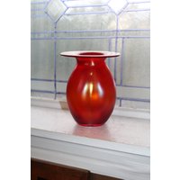 studio Art Glass Vase Mit Geripptem Rand, Rot Irisierend von RedRiverAntiques