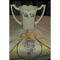 Mccoy Zwei Henkel Trophy Pflanzer, Vase, Daisy Vase Blumentopf, Vintage Übertopf Mccoy Zwei Henkel Trophy Pflanzer, Vase, Daisy Vase Blumentopf, Vintage Übertopf von RedTomatosVintage