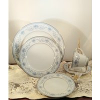 Noritake Blue Hill Muster 5 Stück Tischplatte - Speiseteller, Salatteller, Brot- Und Butterteller, Tasse Unterteller; Vintage China von RedTomatosVintage