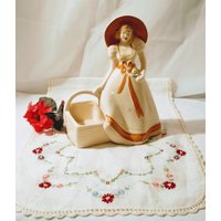 Southern Belle Mit Korb Vintage Figural Übertopf; Übertopf, Blumentopf, Lady Übertopf von RedTomatosVintage