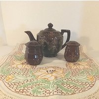 Vintage Handbemalte Moriage Runde Redware Teekanne Mit Salz Und Pfefferstreuer Set - 3-Teiliges Set; Teekanne, Tee-Set von RedTomatosVintage