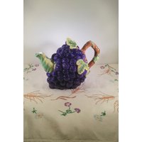 Vintage Trauben Figurale Teekanne; Teekanne, Auf Einer Weinrebe Hand Glasiert, Handbemalt von RedTomatosVintage