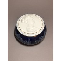 Schmuckhalter Aus Porzellan, Relief Einer Frau, Cluj Napoca von RedVintageArt