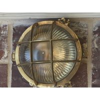 Vintage Medium Circular Brass Light Mit Geätzten Glas - Restauriert, Neu Verkabelt Und Einsatzbereit von Redhouseblueocean