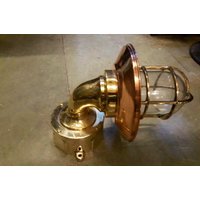 Vintage Messing Geborgen Bulkhead Light Mit Kupferschirm Und Junction Box - Restauriert, Neu Verkabelt Einsatzbereit von Redhouseblueocean