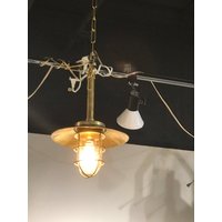 Vintage Messing Hängeleuchte Mit Messingschirm - Refurbished, Neu Verkabelt Und Einsatzbereit Schiff Gerettet von Redhouseblueocean