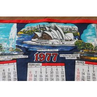 1977 Australien Wahrzeichen Und Kalender Geschirrtuch von RediscoveredRoots